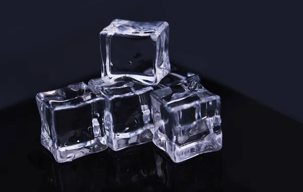 Cubos de hielo en la mesa de reflexión - foto abstracta —  Fotos de Stock