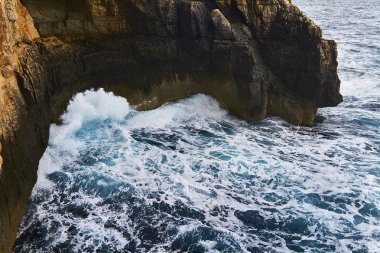 Bulutlu bir günde büyük dalgalar çarpar. Kemmuna Adası