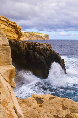 Bulutlu bir günde büyük dalgalar çarpar. Kemmuna Adası