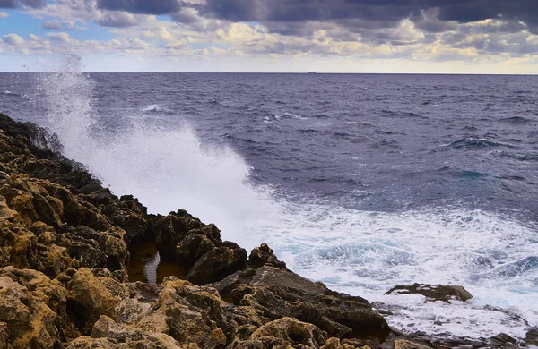 Grandes olas se estrellan en el día nublado. Isla de Kemmuna — Foto de Stock