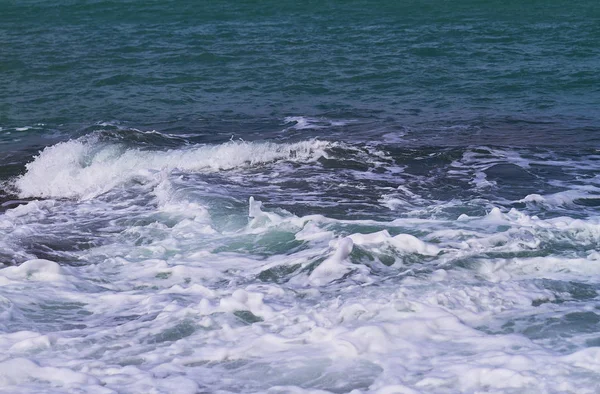 Mar azul ventoso - el poder de la naturaleza —  Fotos de Stock