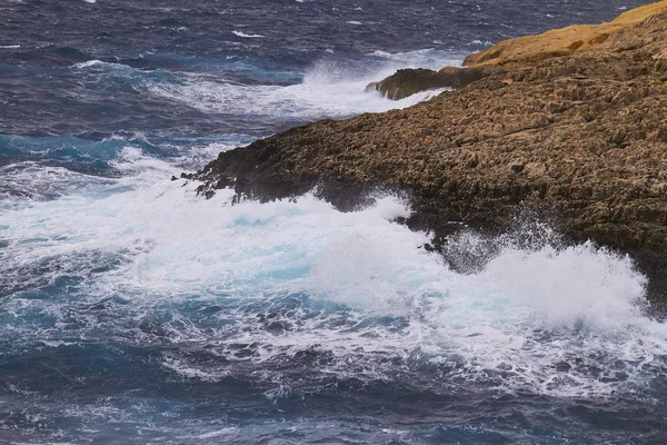 Grandes olas se estrellan en el día nublado. Isla de Kemmuna —  Fotos de Stock