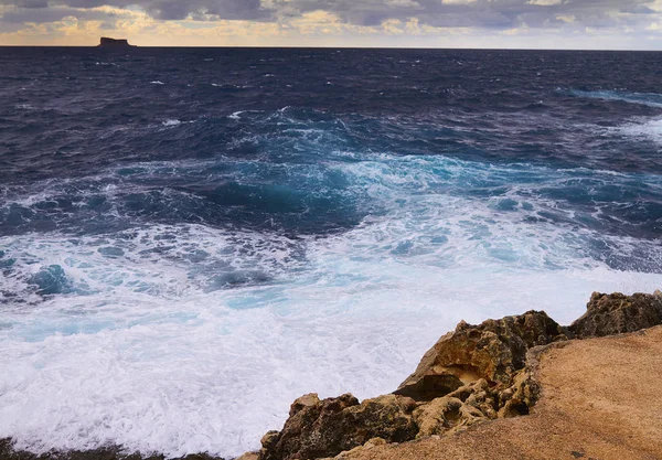Enormi onde si infrangono nella giornata nuvolosa. Isola di Kemmuna — Foto Stock