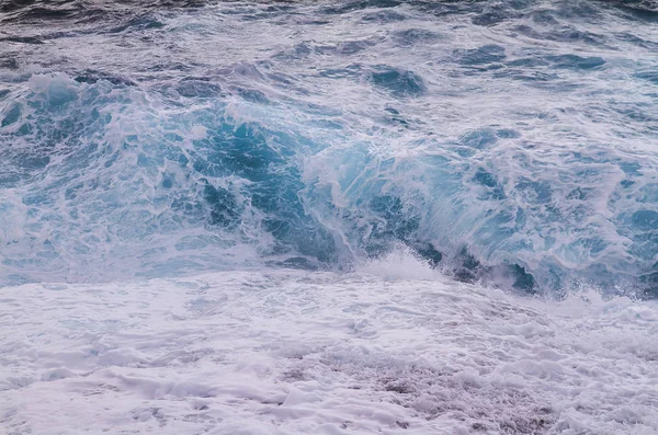 Mar azul ventoso - o poder da natureza — Fotografia de Stock