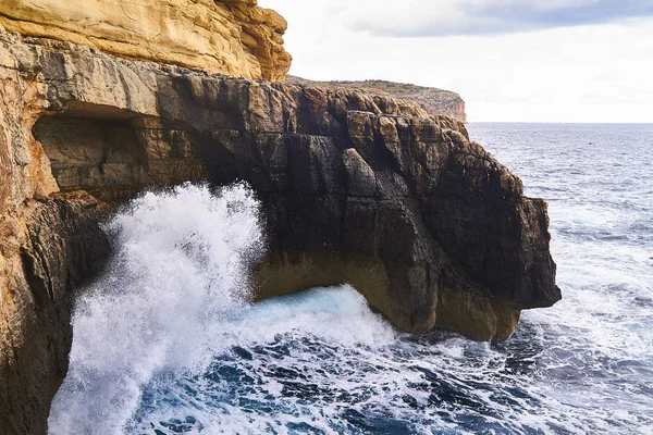 Riesige Wellen krachen an bewölkten Tagen. Insel Kemmuna — Stockfoto