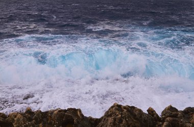 Bulutlu bir günde büyük dalgalar çarpar. Kemmuna Adası