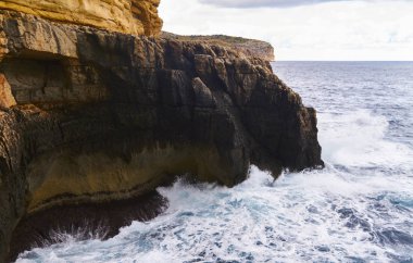 Bulutlu bir günde büyük dalgalar çarpar. Kemmuna Adası