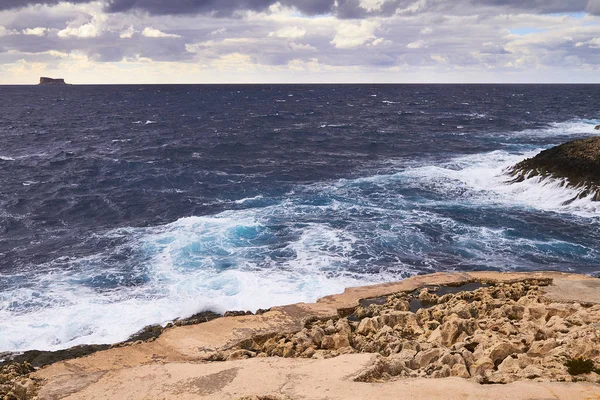 Enormi onde si infrangono nella giornata nuvolosa. Isola di Kemmuna — Foto Stock