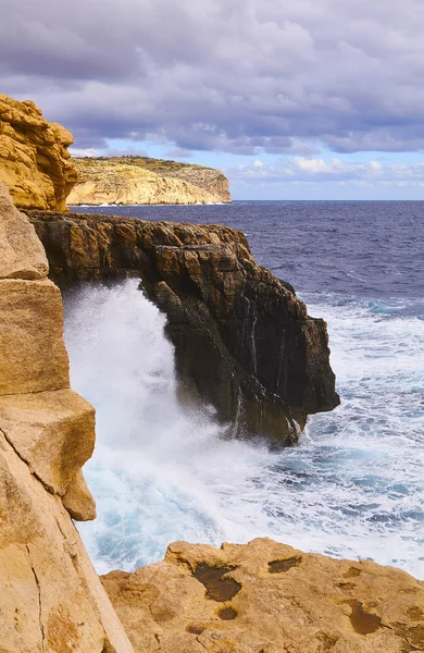 Riesige Wellen krachen an bewölkten Tagen. Insel Kemmuna — Stockfoto