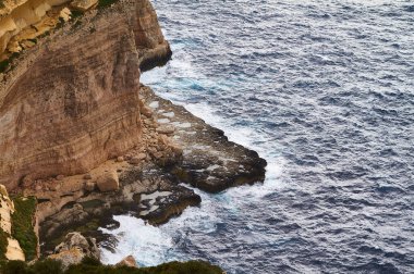 Bulutlu bir günde büyük dalgalar çarpar. Kemmuna Adası