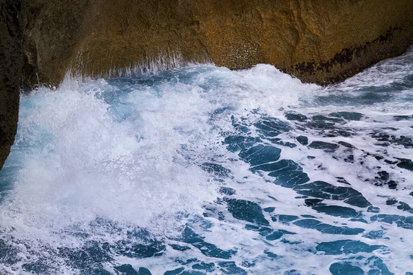 Winderige blauwe zee - de kracht van de natuur — Stockfoto