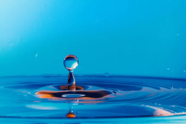 Błękitna kropla wody — Zdjęcie stockowe