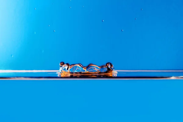 Salto gota de água azul — Fotografia de Stock