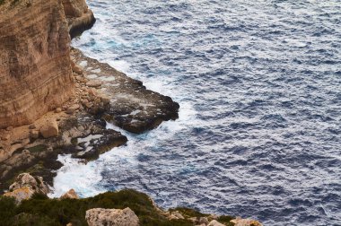 Bulutlu bir günde büyük dalgalar çarpar. Kemmuna Adası