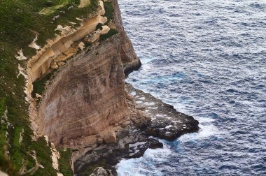 Bulutlu bir günde büyük dalgalar çarpar. Kemmuna Adası