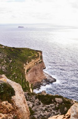 Bulutlu bir günde büyük dalgalar çarpar. Kemmuna Adası