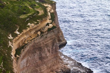 Bulutlu bir günde büyük dalgalar çarpar. Kemmuna Adası