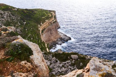 Bulutlu bir günde büyük dalgalar çarpar. Kemmuna Adası