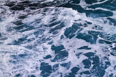 Rüzgarlı mavi deniz - doğanın gücü