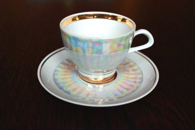 Beyaz yanardöner çay fincanı ve çay tabağı.