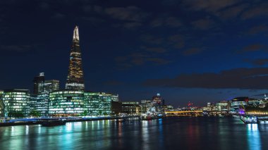 Thames Nehri üzerinde gece modern Londra manzarası yansıması doğal görünümünü  