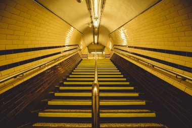Sarı tünel ve merdiven London city metro üzerinde