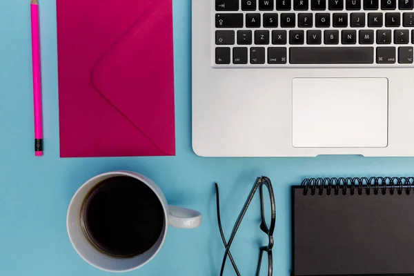Laptop Met Notebook Brillen Envelop Koffiekopje Potlood Heldere Blauwe Achtergrond — Stockfoto