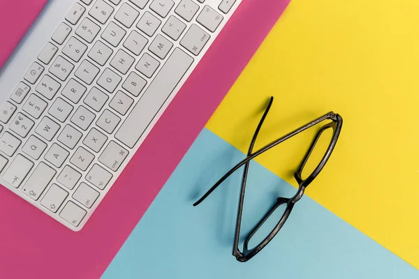 Clavier Ordinateur Avec Lunettes Sur Fond Rose Vif Jaune Bleu — Photo