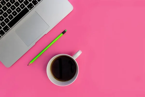 Laptop Mit Kaffeetasse Und Grünem Bleistift Auf Hellrosa Hintergrund — Stockfoto