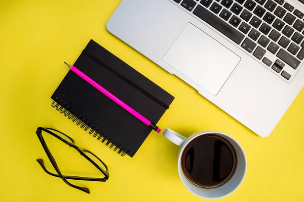 Portátil Con Anteojos Taza Café Cuaderno Lápiz Sobre Fondo Amarillo — Foto de Stock