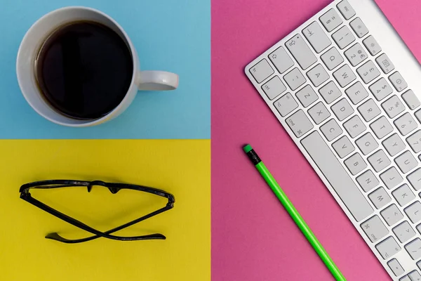 Teclado Ordenador Con Anteojos Taza Café Lápiz Sobre Fondo Rosa —  Fotos de Stock