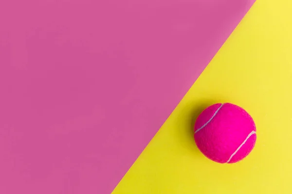 Rosa Tennisball Auf Leuchtend Gelbem Und Rosa Hintergrund — Stockfoto