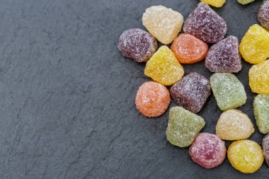 Buzlu şeker tatlı kopya alanı ile koyu arka plan üzerinde