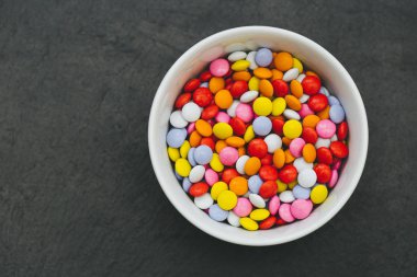 Şeker tatlı koyu arka plan üzerinde kase