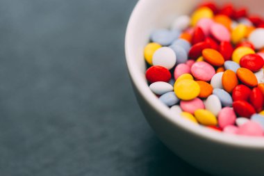 Şeker tatlı koyu arka plan üzerinde kase