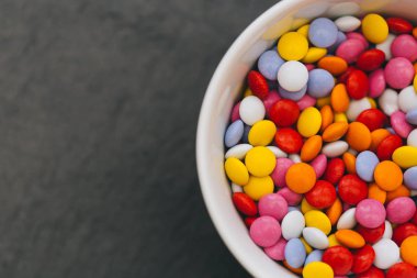 Şeker tatlı koyu arka plan üzerinde kase