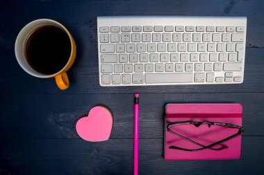 En az office işyeri profili. Bilgisayar klavye koyu ahşap masa 