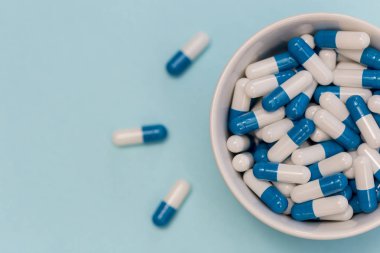 hap kapsül kase parlak mavi arka plan üzerinde görmek