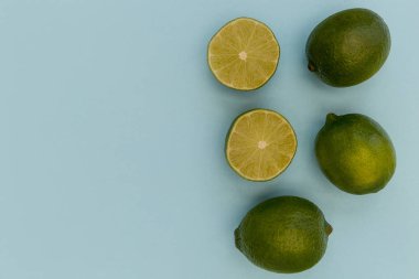 Taze limon meyve parlak mavi zemin üzerine 
