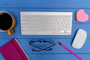 En az office işyeri profili. Bilgisayar klavye parlak mavi zemin üzerine 