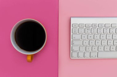 En az office işyeri profili. Bilgisayar klavye parlak pembe bir arka plan üzerinde 