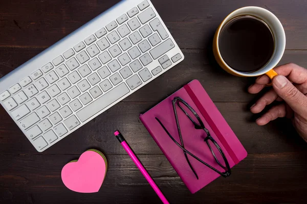 En az office işyeri profili. Bilgisayar klavye ahşap masa üzerinde çalışan adam 