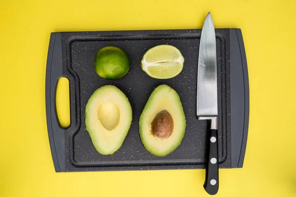 Avocado Limoen Helften Het Bord Hakken Met Een Mes Gele — Stockfoto