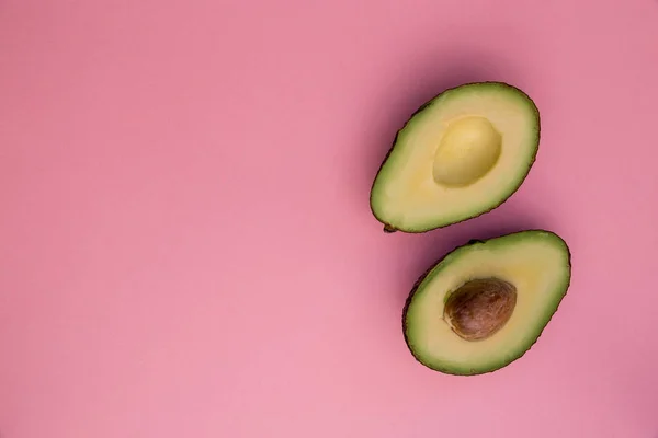 Verse Rijpe Avocado Helften Helder Roze Achtergrond — Stockfoto