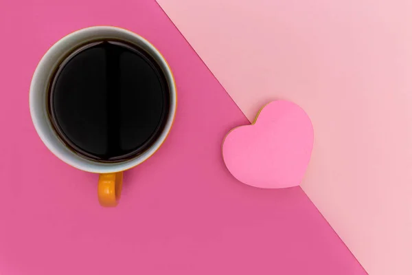 Κάτοψη Του Καφέ Κύπελλο Και Αγάπη Καρδιά Φωτεινά Ροζ Φόντο — Φωτογραφία Αρχείου
