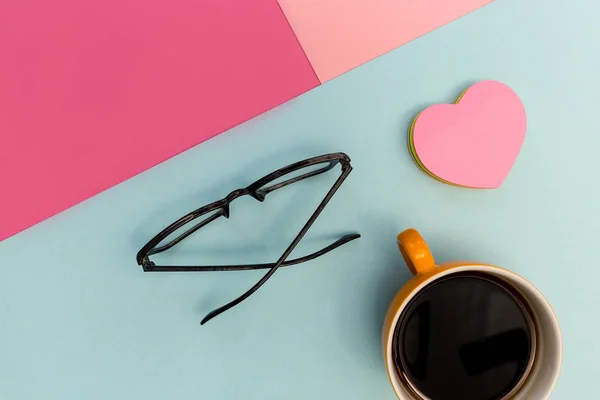 Kaffeetasse Brille Und Liebesherz Auf Leuchtendem Rosa Und Blauen Hintergrund — Stockfoto
