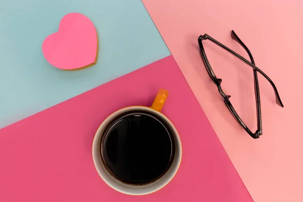 Καφές Κύπελλο Γυαλιά Και Αγάπη Καρδιά Φωτεινά Ροζ Και Μπλε — Φωτογραφία Αρχείου