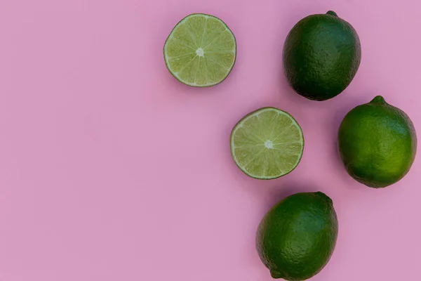 Verse Limoen Vruchten Helder Roze Achtergrond — Stockfoto