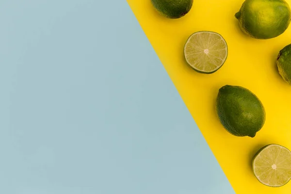 Limas Frescas Sobre Fondo Azul Amarillo — Foto de Stock