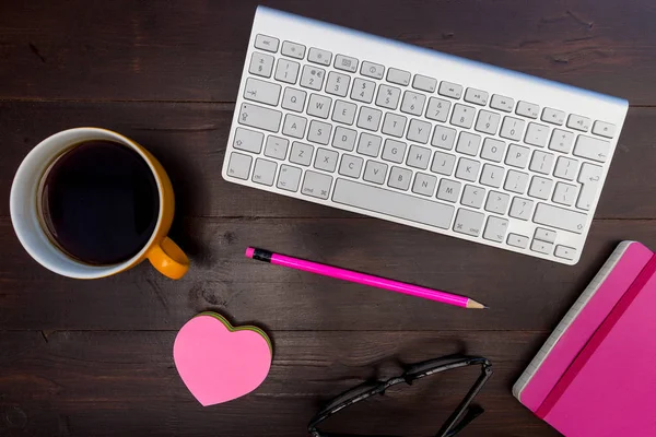 En az office işyeri profili. Bilgisayar klavye koyu ahşap masa 